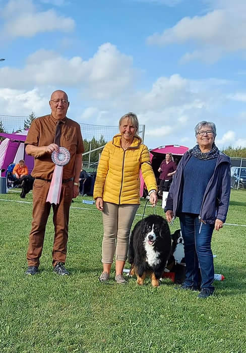 Bildet kan inneholde: Freddy Christensen, Gro Solberg og Grete Molander Listerud, folk som står, hund, himmel og utendørs