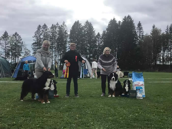 Kan være et bilde av 4 personer, deriblant Gro Solberg og Leif Ragnar Hjorth, folk som står, hund og utendørs