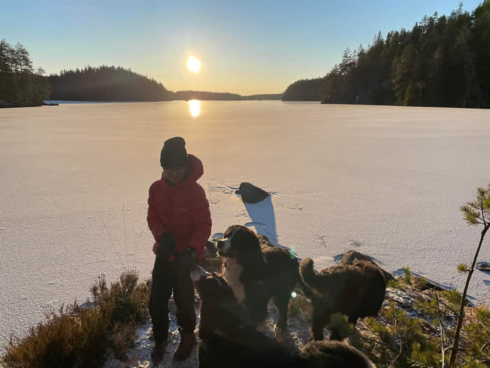 Kan være et bilde av 1 person, tre, innsjø og natur