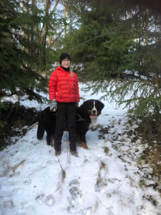 Kan være et bilde av 1 person, hund og utendørs
