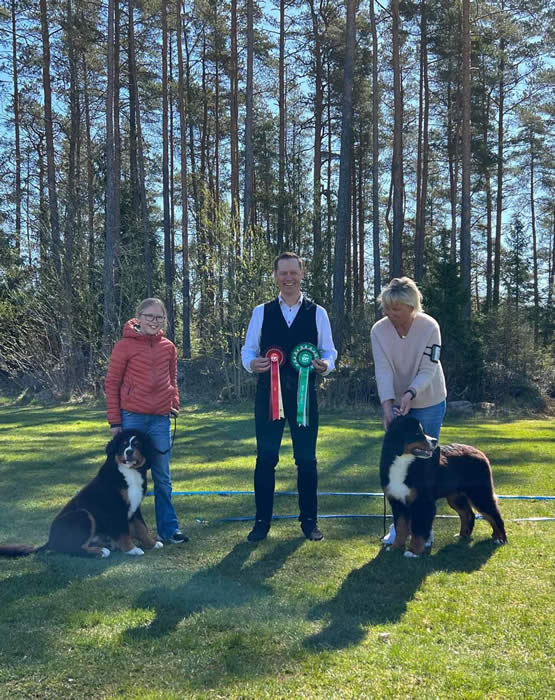 Kan være et bilde av 3 personer og hund