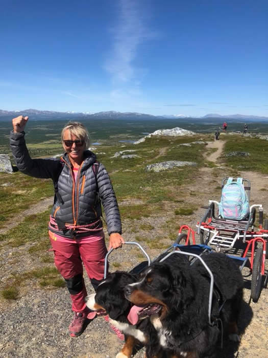 Bildet kan inneholde: Gro Solberg, smiler, står, fjell, himmel, utendørs og natur