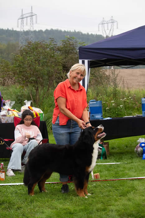 Kan være et bilde av 2 personer og hund