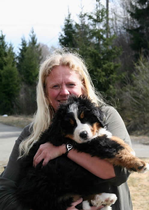 Bildet kan inneholde: Live Hokstad, smiler, tre, hund, himmel, utendørs og natur